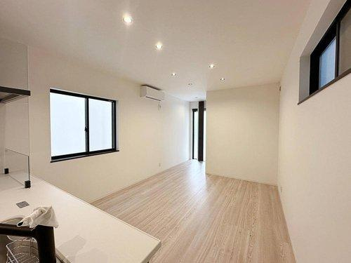 府中町浜田2丁目 No.1の居間・リビング|13.4帖の広々としたリビング☆
キッチンからはリビング全体を見渡せます♪