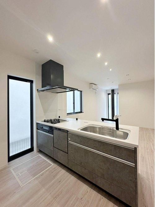 府中町浜田2丁目 No.1のキッチン|人造大理石天板使用のシステムキッチン☆
人造大理石天板は水垢が付きにくく汚れが落ちやすいのでお手入れも楽ちんです♪