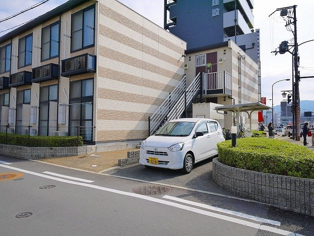 レオパレス奈良大宮の駐車場|駐車場があるので、車を買う予定の方も安心です