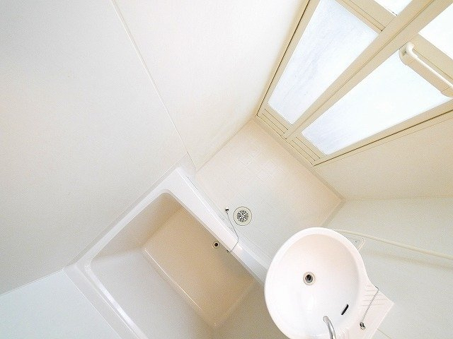 レオパレス奈良大宮の浴室|コンパクトで使いやすいお風呂です