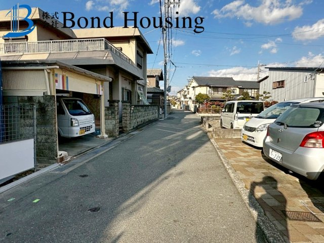 LDKは約19帖の広々とした4LDK　大久保町八木　全2棟　2号棟の前面道路含む現地写真