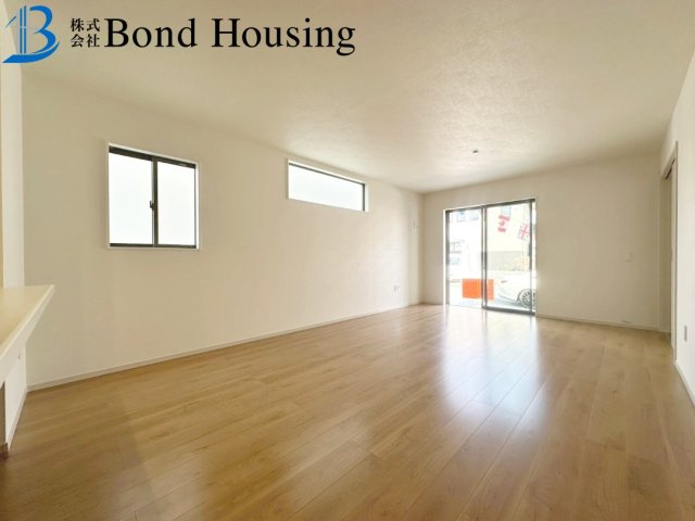 周辺環境充実で生活しやすい　大久保町八木　全2棟　1号棟の居間・リビング