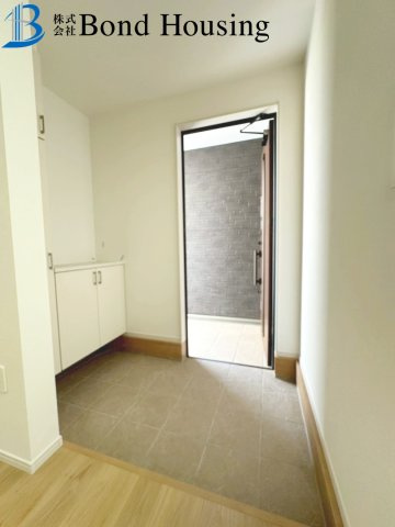 周辺環境充実で生活しやすい　大久保町八木　全2棟　1号棟の玄関