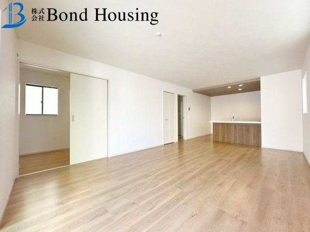 周辺環境充実で生活しやすい　大久保町八木　全2棟　1号棟の居間・リビング