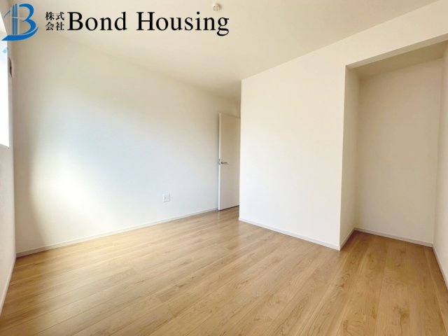周辺環境充実で生活しやすい　大久保町八木　全2棟　1号棟の洋室