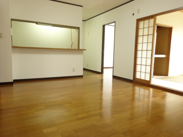 ファミール宝塚の居間・リビング