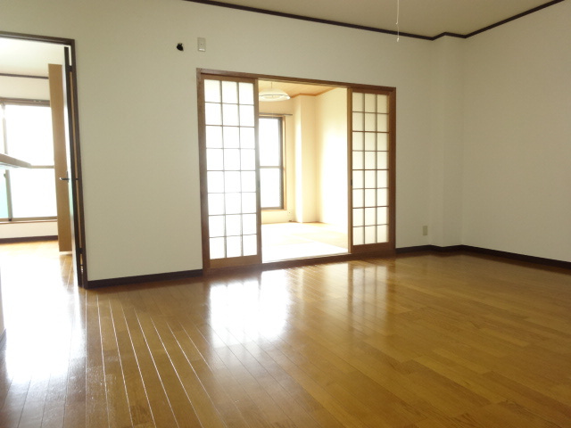 ファミール宝塚の居間・リビング