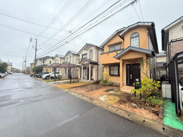 御陵峰ケ堂町２丁目の前面道路含む現地写真|令和８年２月下旬リフォーム完了予定！外壁・屋根塗装も行います♪