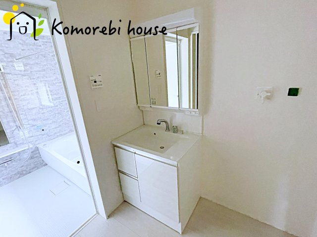 上尾市大谷本郷　9期　新築一戸建て　グラファーレ　08の独立洗面台|独立洗面台、朝の身支度には欠かせません