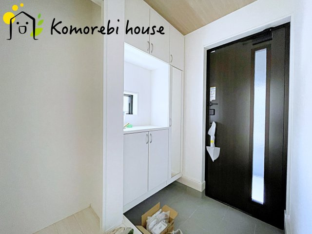 上尾市大谷本郷　9期　新築一戸建て　グラファーレ　08の玄関|きれいな玄関です