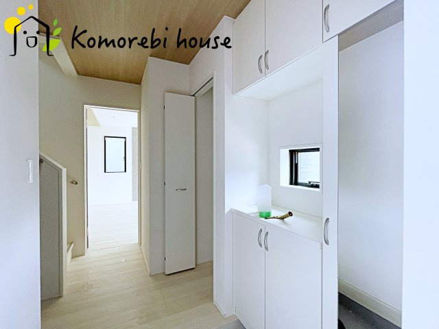 上尾市大谷本郷　9期　新築一戸建て　グラファーレ　08の玄関|収納もある玄関です