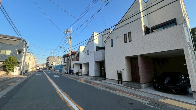 大田区東雪谷　築浅中古戸建の前面道路含む現地写真