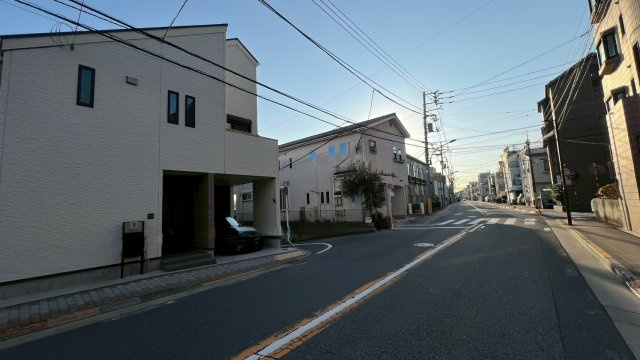 大田区東雪谷　築浅中古戸建の前面道路含む現地写真