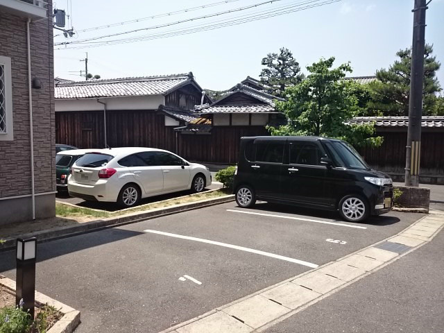 ソレイユ西向日Aの駐車場