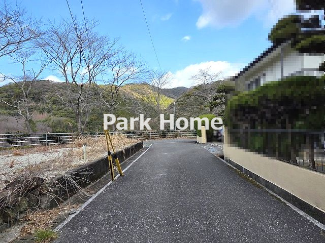 高知市加賀野井2丁目　新築戸建ての前面道路含む現地写真