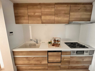 【キッチン】 | コスモ武蔵浦和プロシード　 | 木目調のデザインですべてが統一されています。浄水器一体型のキッチンです。