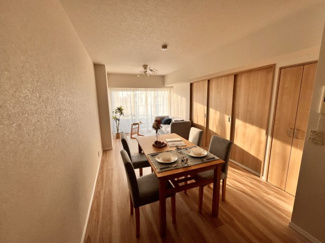 【居間・リビング】 | コスモ武蔵浦和プロシード　 | 隣との3連扉を閉めることもできます。リビングだけでも15.8帖あるので、机を置いてもまだ少し
余裕があります。