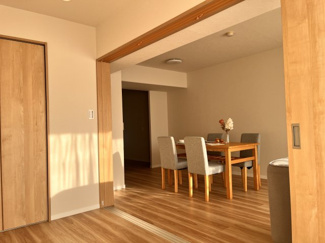 【居間・リビング】 | コスモ武蔵浦和プロシード　 | 3連扉をあけると合わせると20帖をこえるので、広々スペースで、大画面のテレビをおくことも可能です。