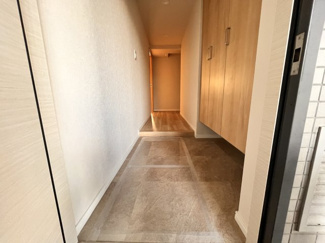 【玄関】 | コスモ武蔵浦和プロシード　 | 玄関も広く、シューズクローゼットの下があいているので、いつも使う靴は、下に置いておくこともできて、便利。