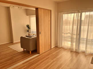 【洋室】 | コスモ武蔵浦和プロシード　 | リビングの隣の6.5帖の居室です。陽当たり良好です。