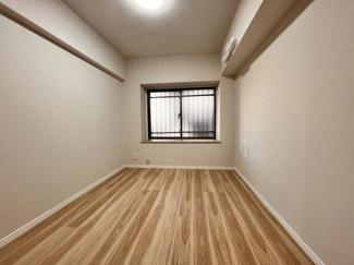 【洋室】 | コスモ武蔵浦和プロシード　 | 5.2帖の北東の居室になります。窓が大きいので光は入ります。