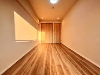 【洋室】 | コスモ武蔵浦和プロシード　 | 7.7帖の南西側の居室です。バルコニーからの太陽の光があたる明るいお部屋です。