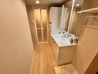 【独立洗面台】 | コスモ武蔵浦和プロシード　 | 洗面台手前の洗濯機スペースの上にも棚があるので洗濯籠まどもおけます。