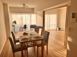 【居間・リビング】 | コスモ武蔵浦和プロシード　 | バルコニー側に掃き出し窓があるので陽当たり良好。3連の扉を開ければ開放的な空間がひろがります。