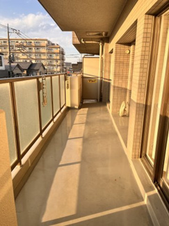 【バルコニー】 | コスモ武蔵浦和プロシード　 | リビングと居室2部屋に掃き出し窓がついているのでバルコニーからの陽がお部屋の中にも届きます。