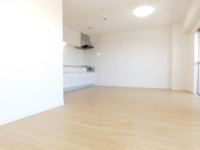 名古屋市中川区上脇町２丁目の中古マンションの居間・リビング|◇リビング◇　　明るいリビング約１４．５帖　家族が集まるゆったり空間♪　（２０２５年１２月リフォーム済）