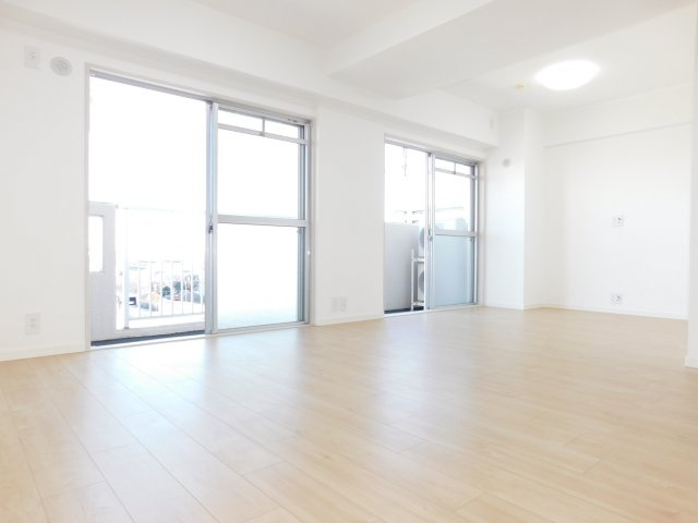 名古屋市中川区上脇町２丁目の中古マンションの居間・リビング|◇リビング◇　　明るいリビング約１４．５帖　大きな窓で明るいＬＤＫ♪　（２０２５年１２月リフォーム済）