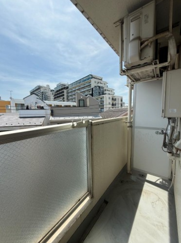 【バルコニー】 | トップ赤羽第2 | バルコニー面、壁一面の掃き出し窓からたくさんの陽の光が入ってまいります！
