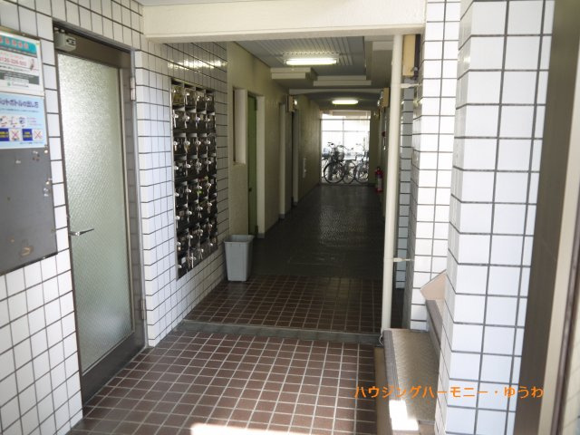 【その他共用部分】 | トップ赤羽第2 | 清潔感と歓迎感があるエントランスホールとなります。