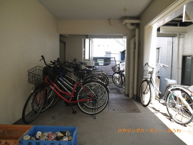 【駐輪場】 | トップ赤羽第2 | 屋根付きの駐輪場となっていますので、雨の日でも大切な自転車が濡れずに済みます。