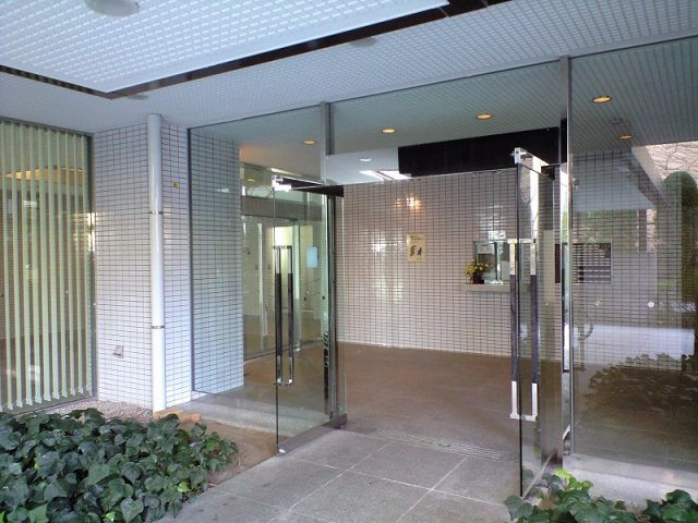 ホワイトプラザ西堀のエントランス