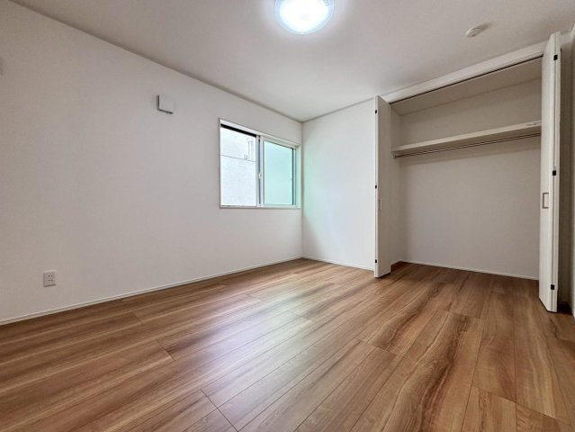 新築戸建　大垣市藤江町Ⅱ　全2区画分譲の洋室|全居室にたっぷり収納できる大型収納を設置。窓ガラスは断熱性能や結露防止効果の高いペアガラスです。