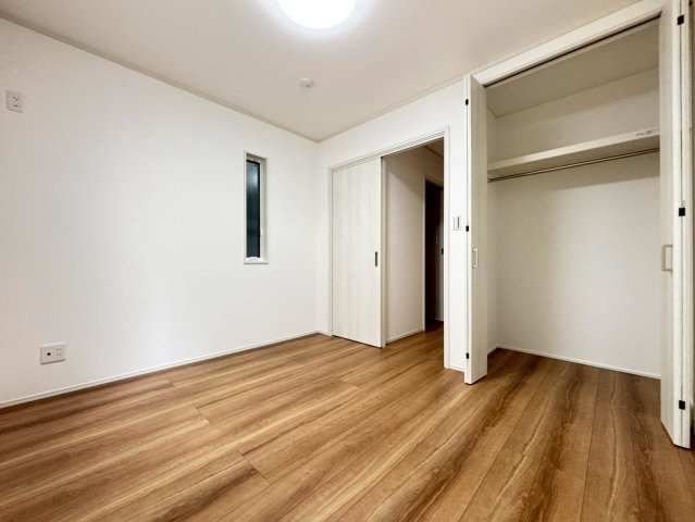 新築戸建　大垣市藤江町Ⅱ　全2区画分譲の洋室|全居室にたっぷり収納できる大型収納を設置。窓ガラスは断熱性能や結露防止効果の高いペアガラスです。