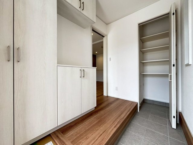 新築戸建　大垣市藤江町Ⅱ　全2区画分譲の玄関|大容量のシューズ収納付きで玄関周りもすっきり！玄関ドアからの光が玄関ホールを明るくしてくれます。
