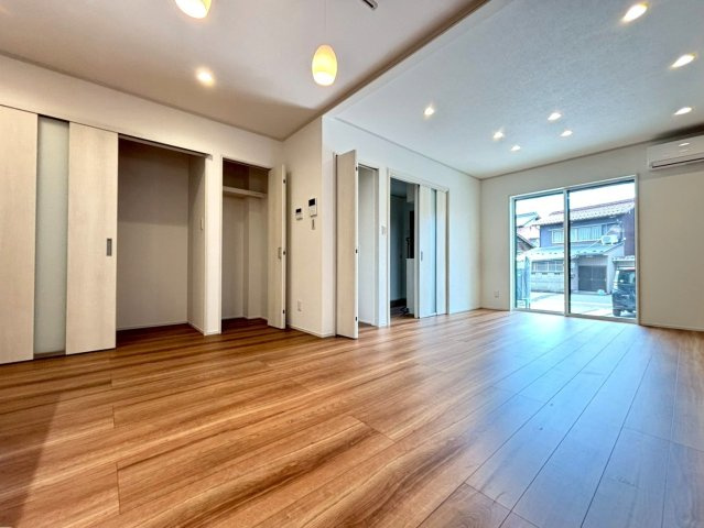 新築戸建　大垣市藤江町Ⅱ　全2区画分譲の居間・リビング|南向きで日当たりもよく大きな窓がリビング全体に光と風を運びます。ご家族でゆとりある暮らしができます。