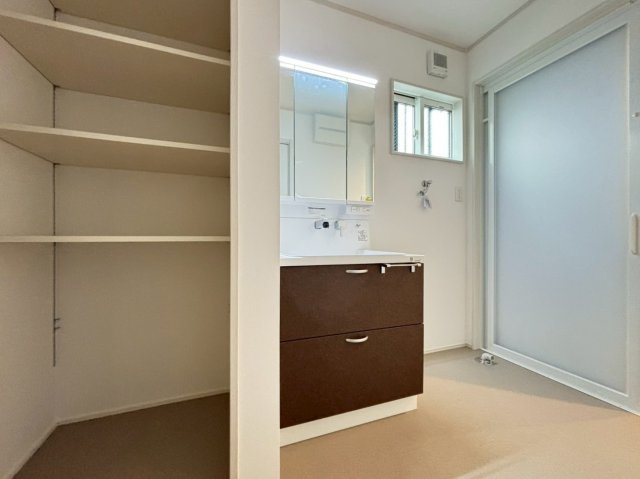 新築戸建　大垣市藤江町Ⅱ　全2区画分譲の独立洗面台|洗面洗髪化粧台です。物件により三面鏡または一面鏡の場合があります。詳しくは担当者までお問合せ下さい。
