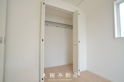 【洋室】 | 座間市入谷西2丁目　新築戸建て　全4棟【仲介手数料無料】 | 2階　洋室1（8.7帖）クローゼット