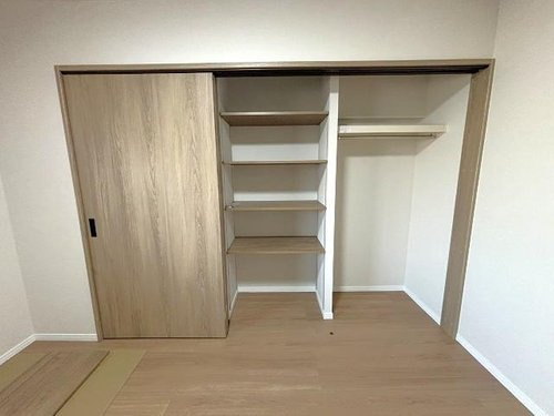 【収納】 | 約6畳の洋室の収納です。
1面型の収納ですので広いですよ♪
