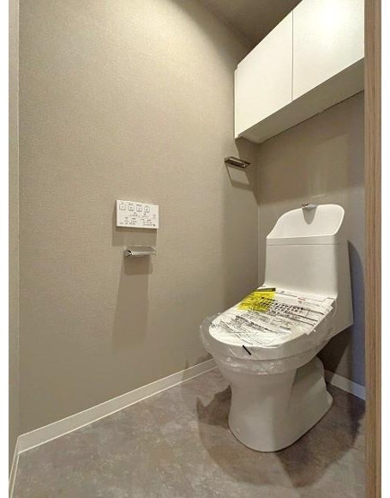 【トイレ】 | トイレ本体も新品です。
汚れの目立たないクロス、フローリングとなっております。