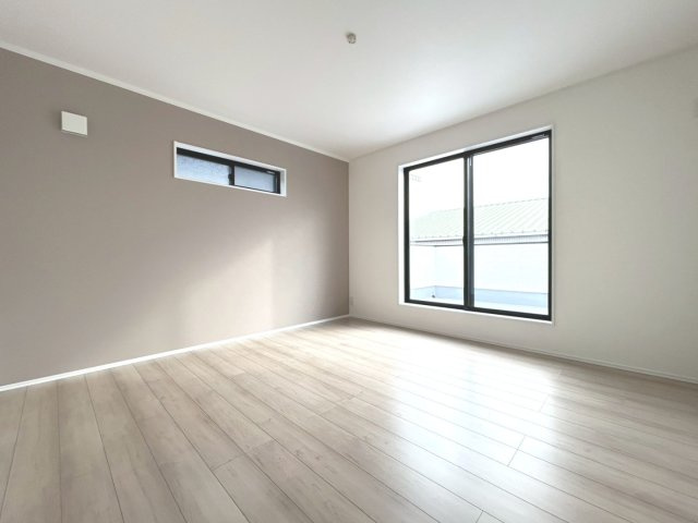 【商談中】ダイマルタウン　一宮市西五城第4　全4区画分譲の寝室|全居室に大型収納を設置。高性能な断熱材で丸ごと覆った高気密・高断熱の家で、夏も冬も快適に過ごせます。
