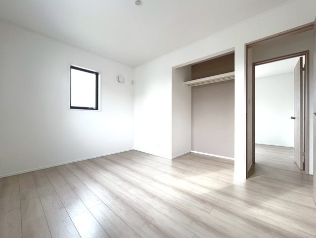 【商談中】ダイマルタウン　一宮市西五城第4　全4区画分譲の洋室|全居室に大型収納を設置。窓ガラスは断熱性能や結露防止効果の高いLOW-E複層ガラスを採用しています。
