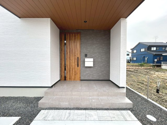 【商談中】ダイマルタウン　一宮市西五城第4　全4区画分譲の玄関|玄関ドアの鍵はディンプルキーと内側はサムターンキーになっており防犯性の高い仕様になっています。