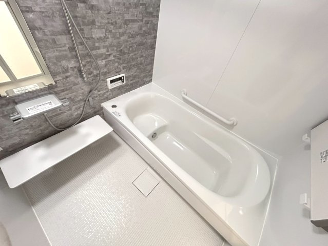 【商談中】ダイマルタウン　一宮市西五城第4　全4区画分譲の浴室|高断熱浴槽の為、４時間後も湯温低下約2.3度と暖かさを保ちます。暖房乾燥機もあり快適に入浴できます。