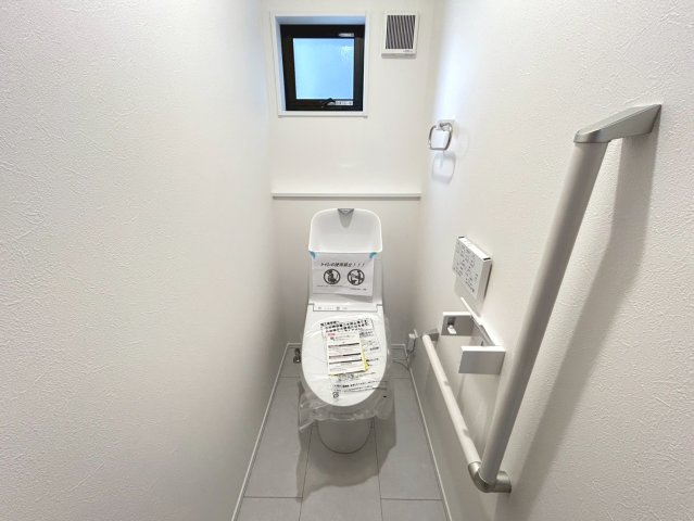 ダイマルタウン　一宮市西五城第4　全4区画分譲のトイレ|新素材「アクアセラミック」は、便器洗浄やお掃除をするたび汚物を浮かせて洗い流すのでお掃除楽々です。