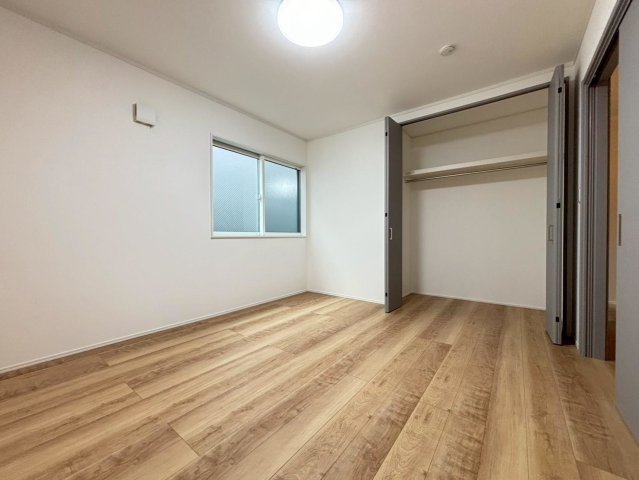 新築戸建　大垣市藤江町Ⅱ　全2区画分譲の洋室|全居室にたっぷり収納できる大型収納を設置。窓ガラスは断熱性能や結露防止効果の高いペアガラスです。