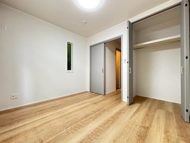 新築戸建　大垣市藤江町Ⅱ　全2区画分譲の洋室|全居室にたっぷり収納できる大型収納を設置。窓ガラスは断熱性能や結露防止効果の高いペアガラスです。